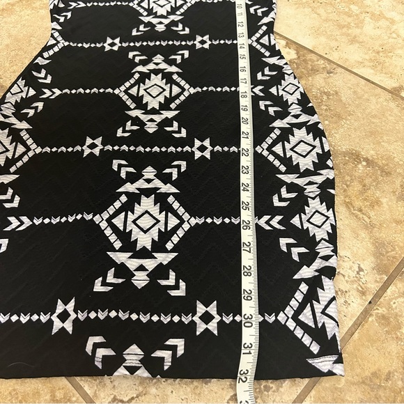 Black and white fitted sleeveless dress - women’s small - Picture 4 of 7